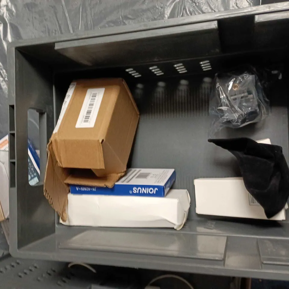 BOX OF APPROXIMATELY 8 ASSORTED ITEMS INCLUDING:SPEAKER, SCIENTIFIC CALCULATOR AND 3 USB PLUG