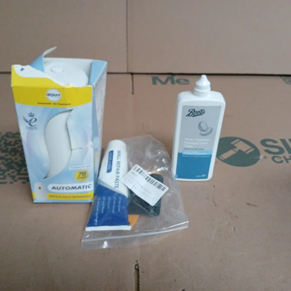 APPROXIMATELY 10 ASSORTED HOUSEHOLD ITEMS TO INCLUDE - ARTIFICIAL FLOWERS ,CROCHETED SUNFLOWERS AND MULTI PURPOSE CONTACT LENS CLEANER