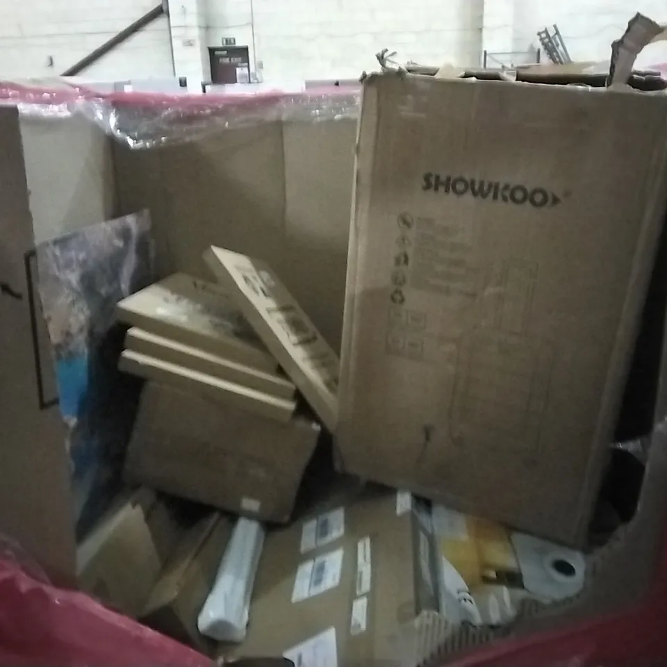 PALLET OF ASSORTED ITEMS TO INCLUDE: SHOWKOO LUGGAGE, WALL ART, DOOR MATTS ETC