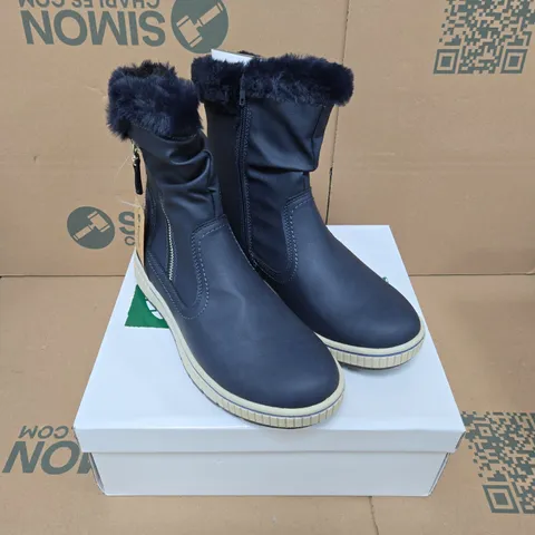 NATRELLE GAYNOR WOMENβS NAVY FAUX-FUR BOOTS, UK SIZE 7
