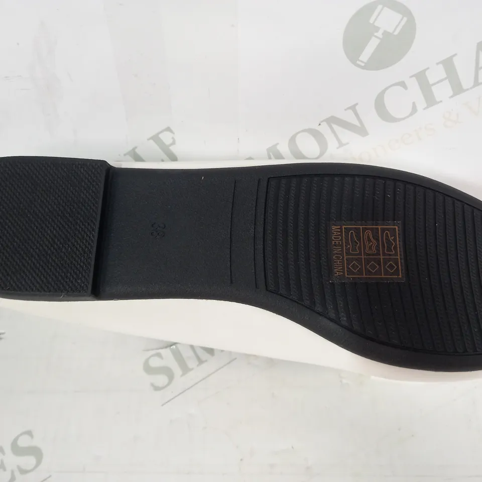 PAIR OF DESIGNER SLIP-ON SHOES IN WHITE W. BOW EFFECT EU SIZE 38