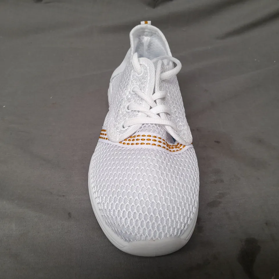 BOXED PAIR OF DESIGNER SHOES IN WHITE EU SIZE 40