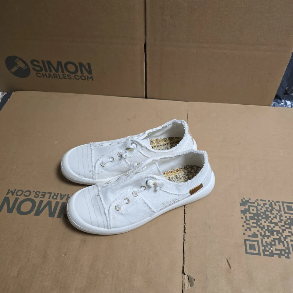 BLOWFISH MALIBU WHITE CANVAS SNEAKERS UK 6