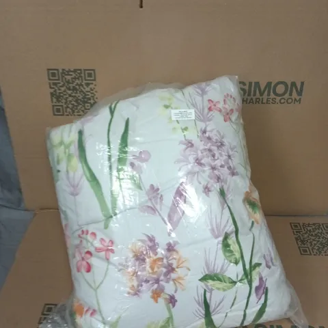 FLORAL COMFORTER AND TWO PILLOWCASES SIZE UNSPECIFIED 
