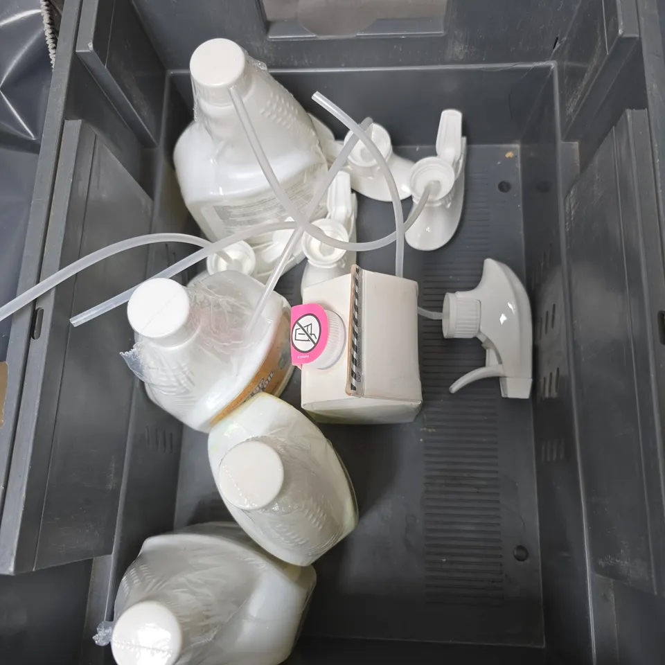 APPROXIMATELY 10 ASSORTED HOUSEHOLD ITEMS TO INCLUDE KITCHEN CLEANER, SMOL WASHING LIQUID REFILL PACKS, SPRAY NOZZLE ATTACHMENTS 
