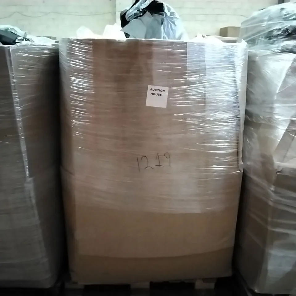 PALLET TO CONTAIN A LARGE QUANTITY OF BEDROOM AND SITTING SUPPORT PRODUCTS TO INCLUDE; CUSHIONS, PILLOWS FITTED SHEETS ETC
