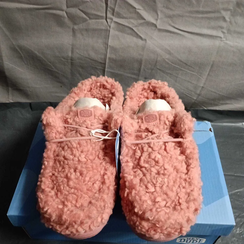 BOXED PAIR OF HEY DUDE PINK FUZZY SLIP-ON SHOES - UK 5