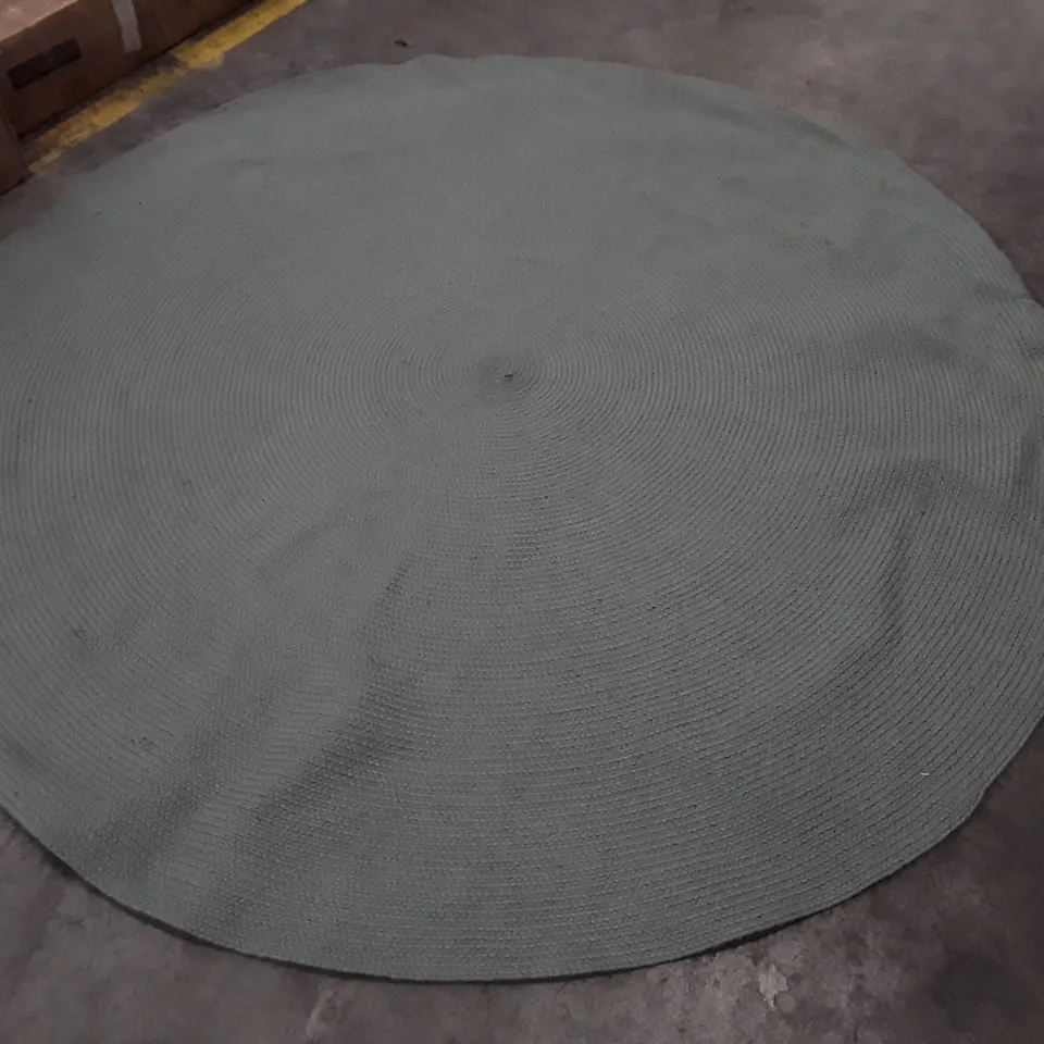 QUALITY DESIGNER AREA RUG APPROXIMATELY 200CM