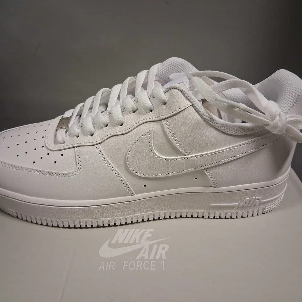 BOXED NIKE AIR FORCE 1 '07 SIZE 9