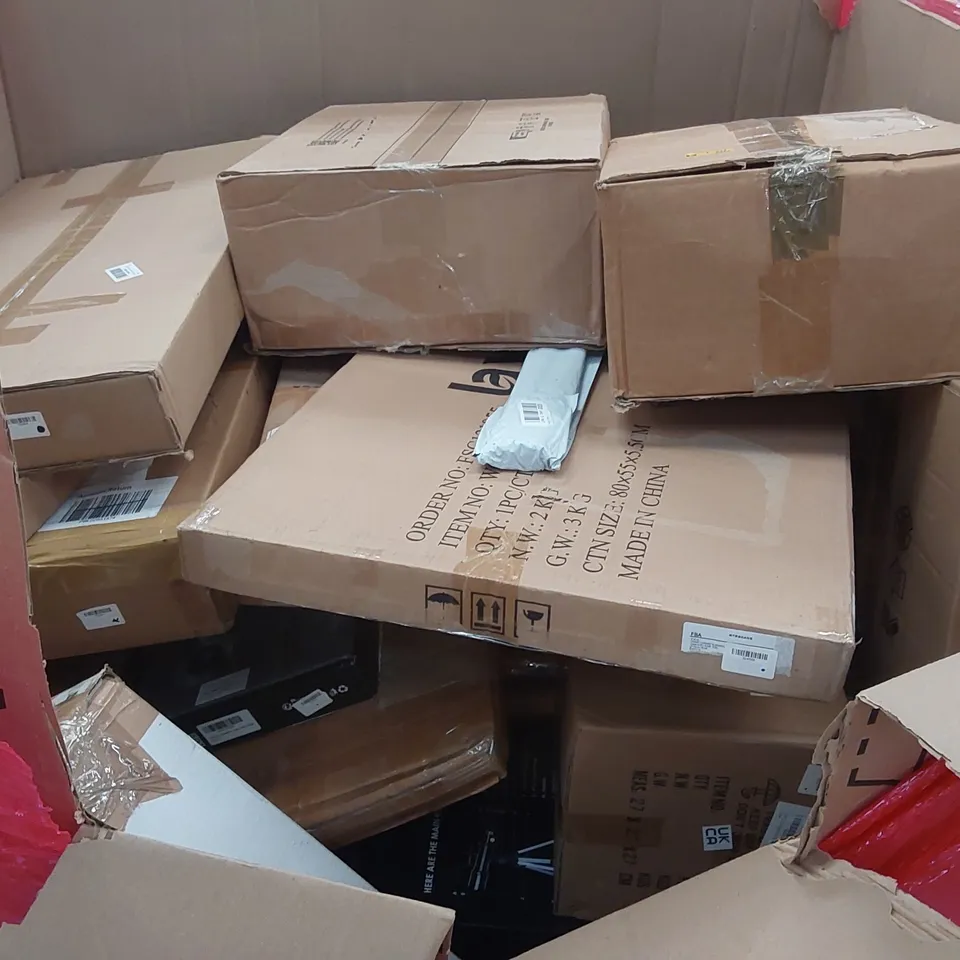 PALLET OF ASSORTED ITEMS INCLUDING: COOKER HOODS, VIBRATION PLATE, DERW SHOWER SYSTEM, RETRACTABLE GATE, INLINE SKATES ECT
