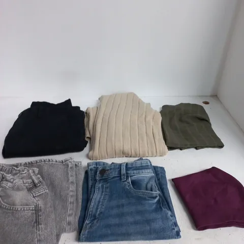 BOX OF APPROXIMATELY 30 ASSORTED CLOTHING ITEMS IN VARIOUS COLOURS, SIZES AND STYLES
