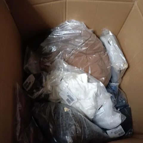 APPROXIMATELY 20 ASSORTED CLOTHING ITEMS IN VARIOUS STYLES, SIZES & COLOURS