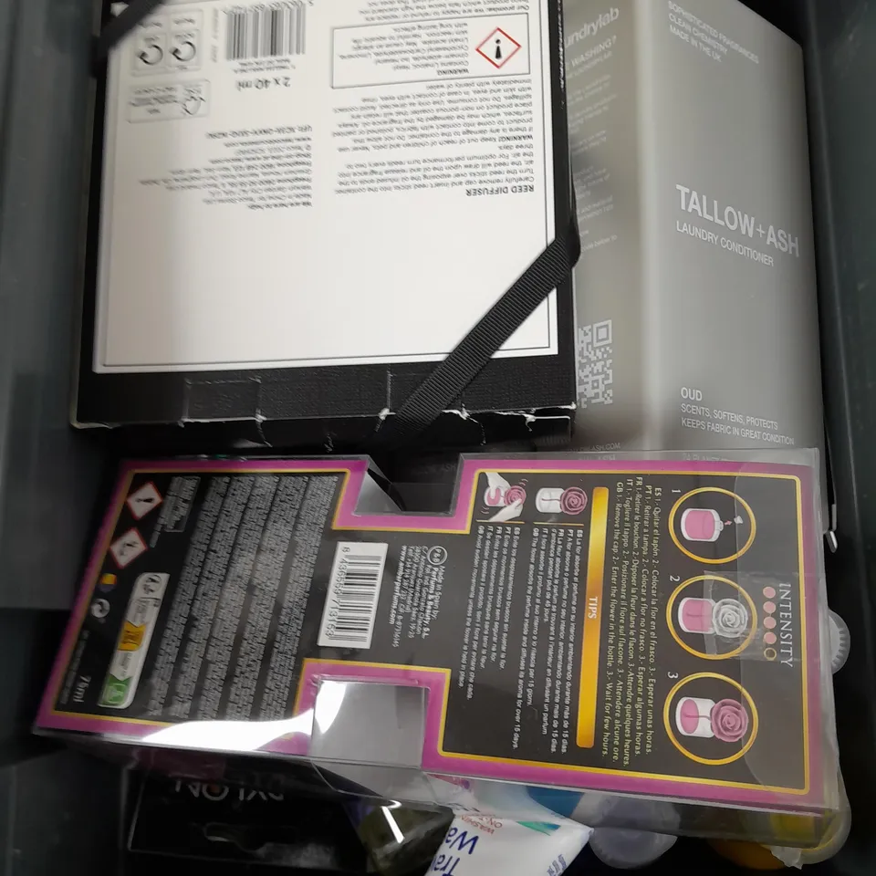 BOX OF APPROXIMATELY 10 ASSORTED ITEMS TO INCLUDE - TALLOW + ASH, AMBAR PERFUMS, TRAVEL WASH ETC