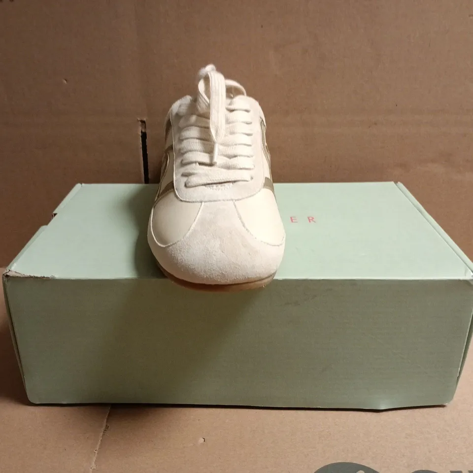 BOXED PAIR OF TED BAKER SCRIPT TRAINERS IN IVORY SIZE UK 6