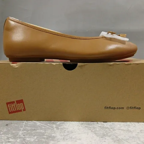 BOXED PAIR OF FITFLOP DELICATO BOW SOFT LEATHER BALLET FLATS IN DESERT TAN SIZE UK 3