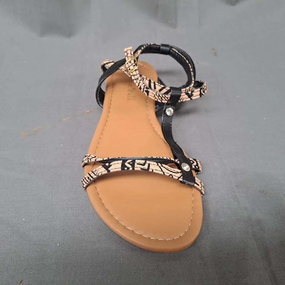 BOX OF APPROXIMATELY 8 PAIRS OF BLUE WALK OPEN TOE SANDALS IN BLACK/TAN IN VARIOUS SIZES