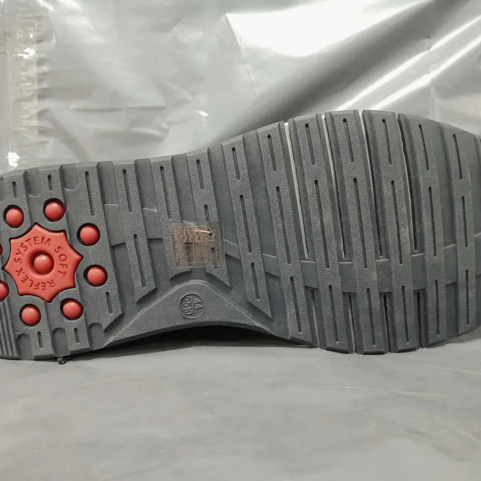 BOXED PAIR OF RELIEF BY PAVERS SHOES IN NAVY/GREY EU SIZE 44