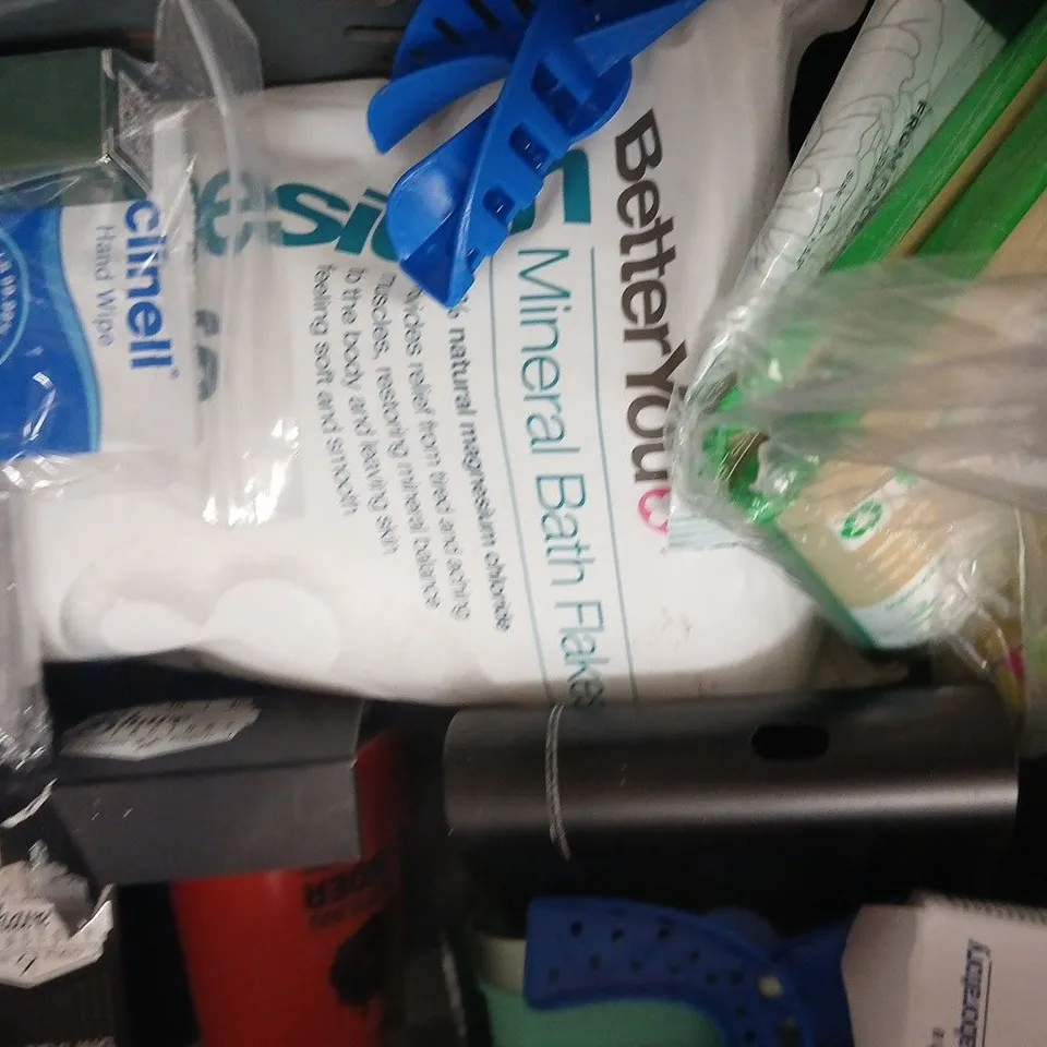 APPROX 12 ASSORTED BEAUTY PRODUCTS TO INCLUDE BPERFECT TAN MITT, ORAL-B TOOTHPASTE, MINIML CONDITIONER, ETC