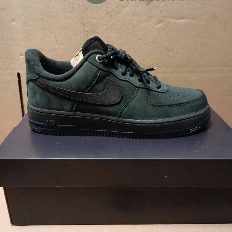 NIKE AIR FORCE 1 TRAINERS BLACK SIZE 6.5