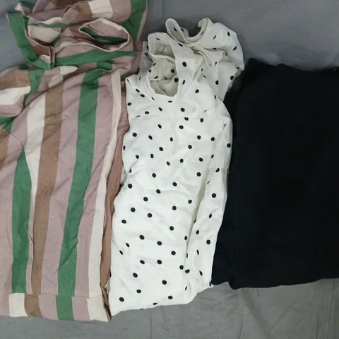 BOX OF APPROXIMATELY 10 ASSORTED CLOTHING AND FASHION ITEMS IN VARIOUS STYLES, SIZES, AND COLOURS