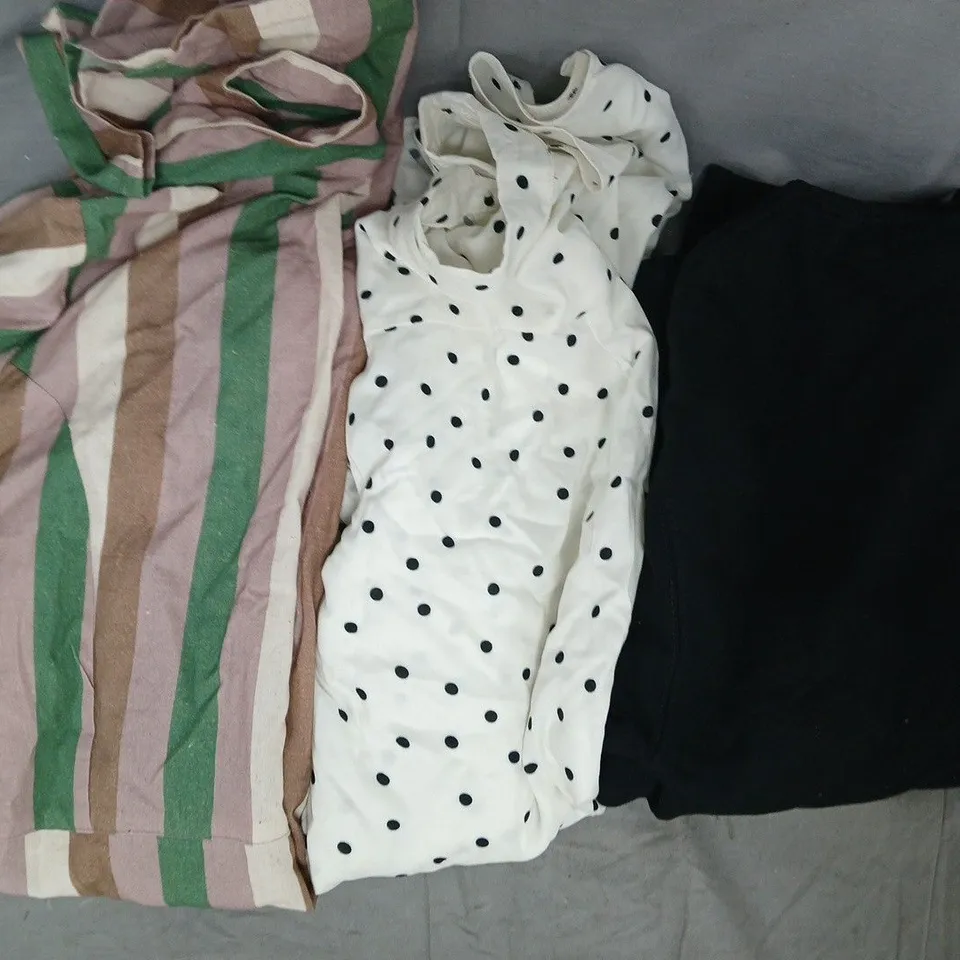 BOX OF APPROXIMATELY 10 ASSORTED CLOTHING AND FASHION ITEMS IN VARIOUS STYLES, SIZES, AND COLOURS