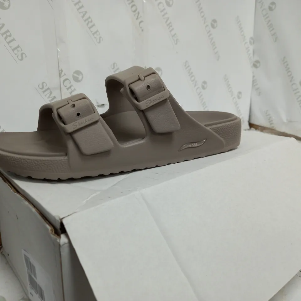 SKETCHERS FOAMIES SANDAL SIZE 7