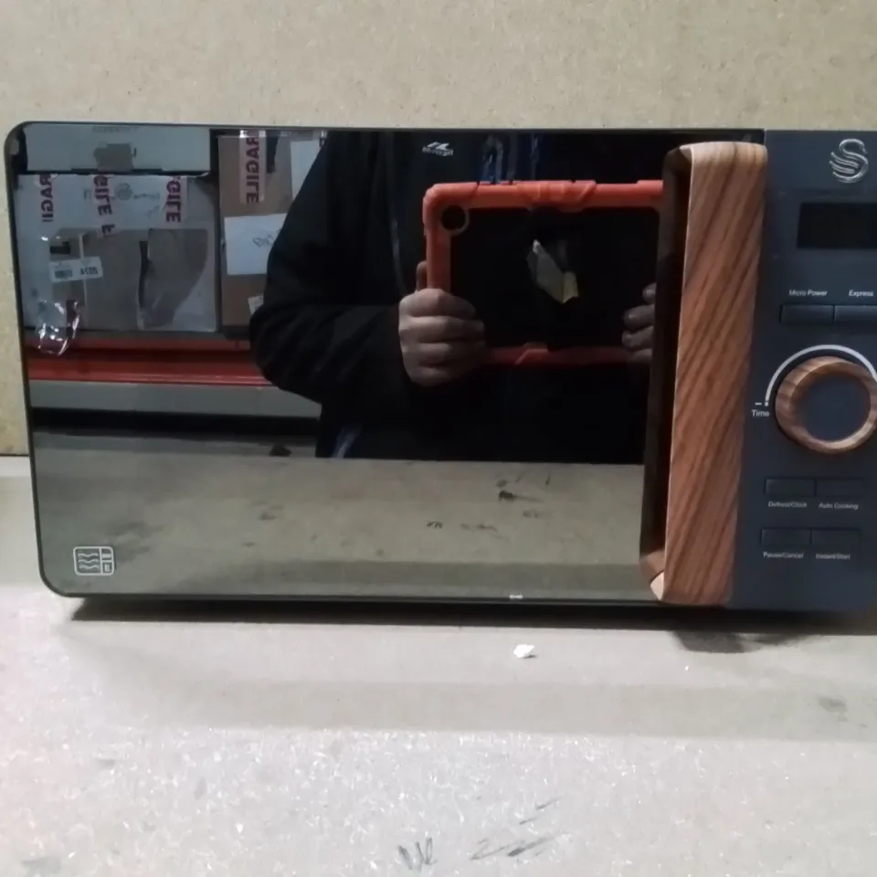 BOXED SWAN MICROWAVE