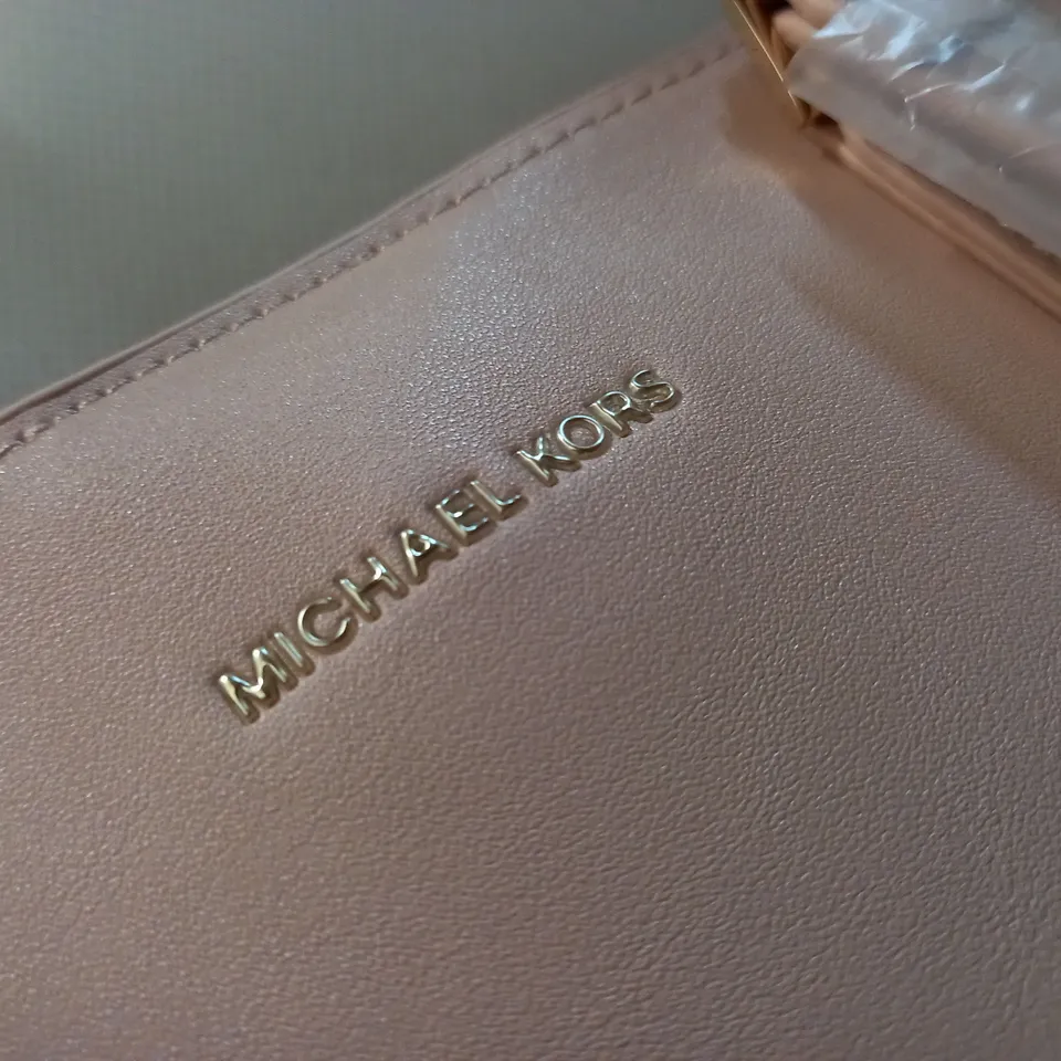 MICHAEL KORS TRAVEL TOTE BAG IN PALE PINK