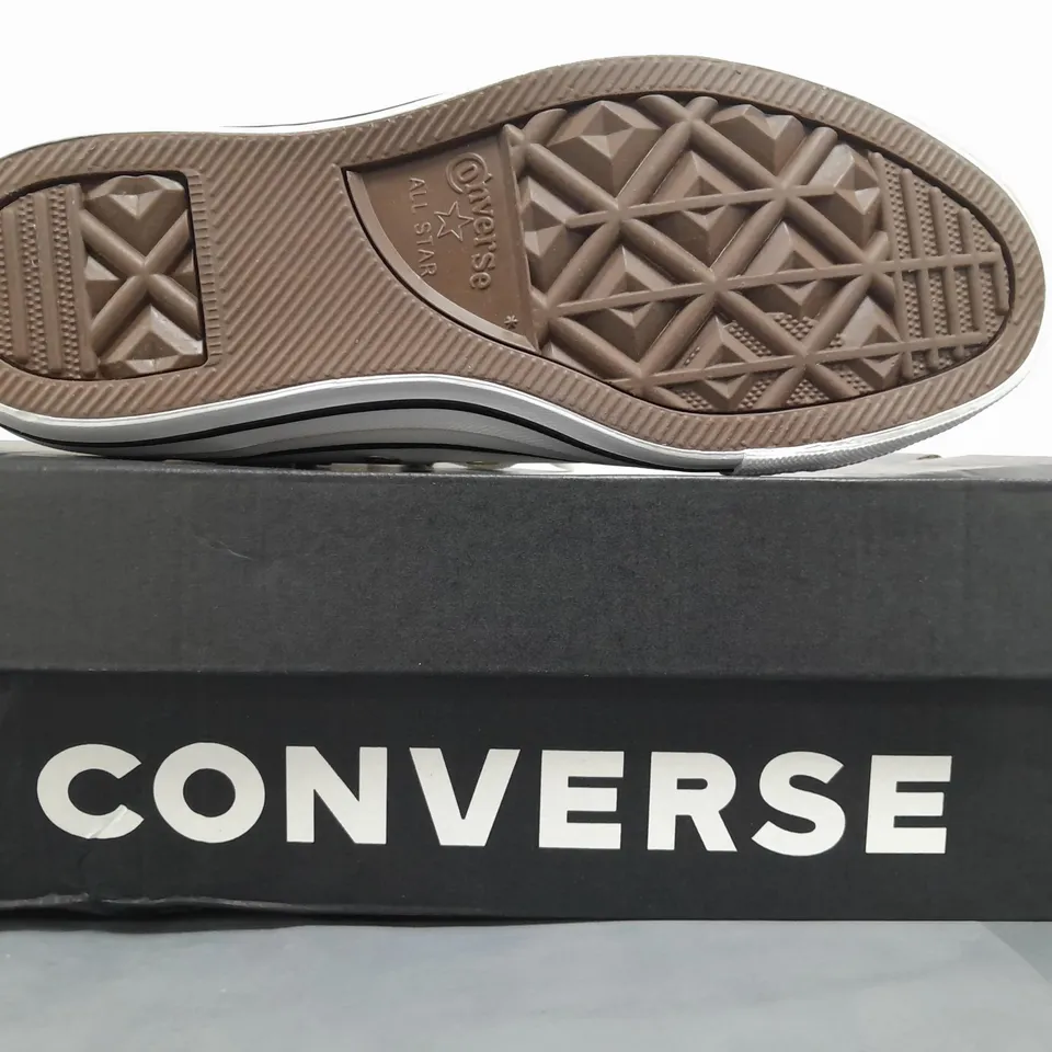 BOXED PAIR OF CONVERSE ALL STAR SHOES IN WHITE/GOLD SIZE 5