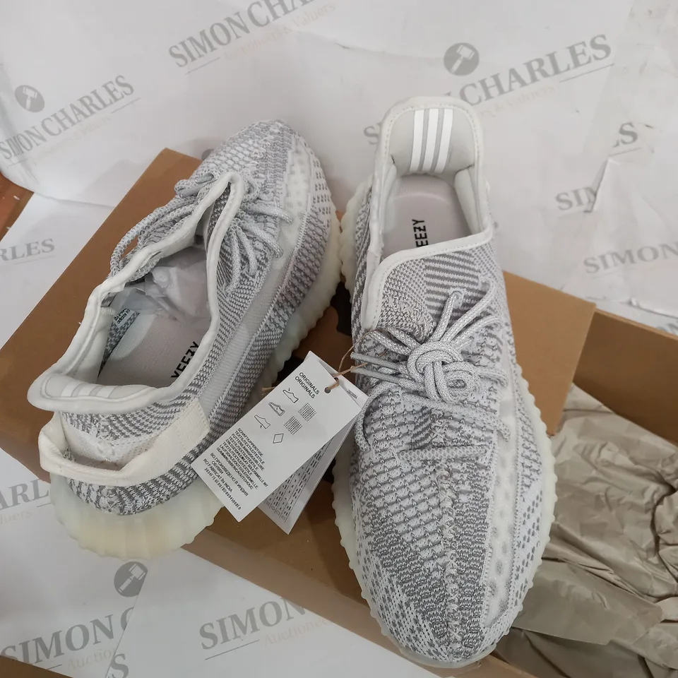 BOXED PAIR OF ADIDAS YEEZY 350 V2 GREY TRAINERS SIZE 10