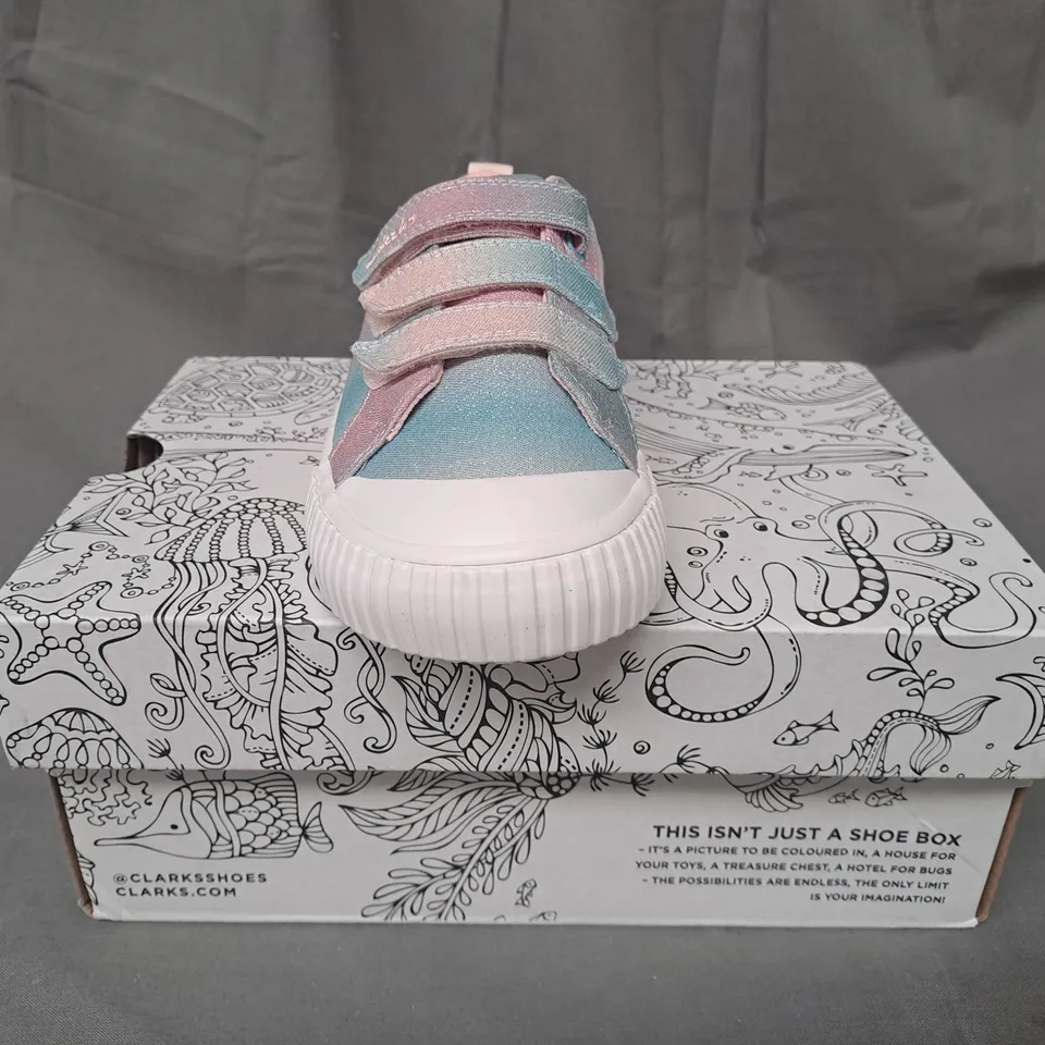 BOXED PAIR OF CLARKS FOXINGBRILL KIDS SHOES IN MULTICOLOUR W. GLITTER EFFECT UK SIZE 12