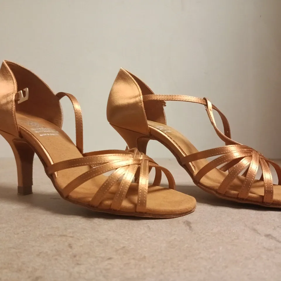 BOXED PAIR OF SUPERDANCE OPEN TOE MID HEEL SANDALS IN BRONZE SIZE 4.5
