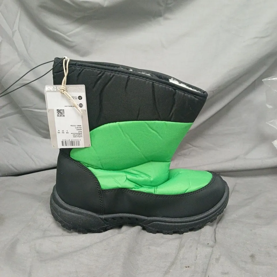 MOUNTAIN WAREHOUSE KIDS CARLBOU SINGLE STRIPE ADAPTIVE SNOW BOOTS - BLACK AND GREEN - SIZE 5