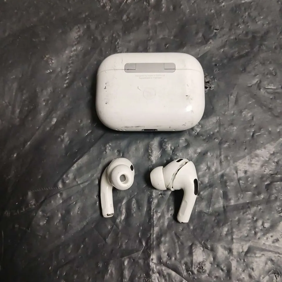 APPLE AIRPODS WITH CHARGING CASE - WHITE