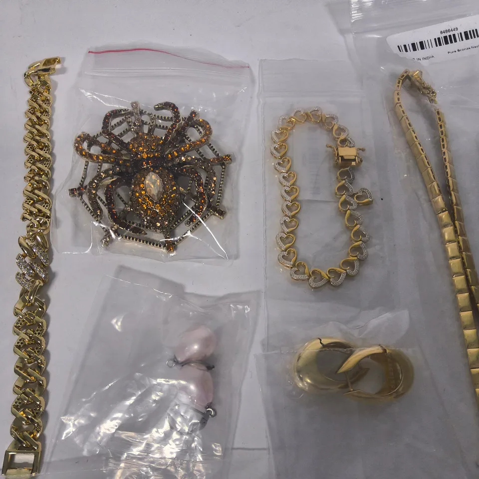 LOT OF 16 FASHION JEWELLERY ITEMS IN VARIOUS STYLES TO INCLUDE SPIDER BROACH AND PURE BRONZE NECKLACE