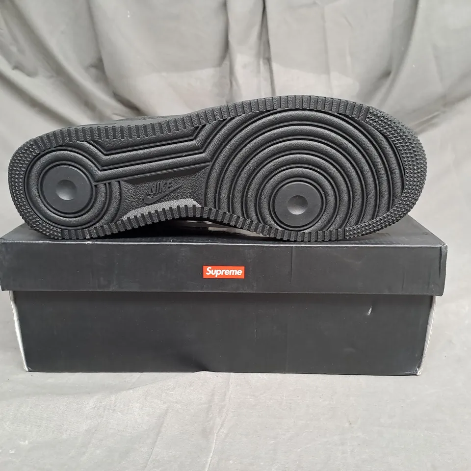 BOXED PAIR OF NIKE SUPREME AIR FORCE 1 LOW IN BLACK SIZE 11