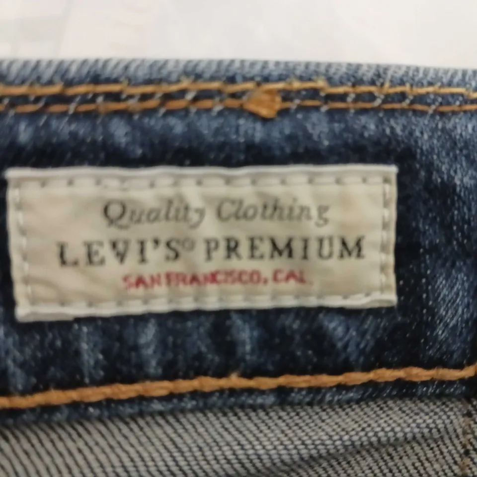 PAIR LADIES LEVI SRTAUSS & Co BLUE DENIM JEANS W29 L30