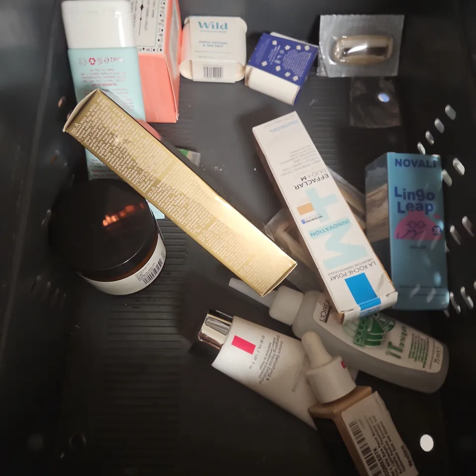 APPROXIMATEY 20 ASSORTED HEALTH AND BEAUTY PRODUCTS TO INCLUDE - PANTENE BOND REPAIR - SUPER MILK HAIR PRIMER - L'OREAL ABSOLUT REPAIR SHAMPOO - ETC