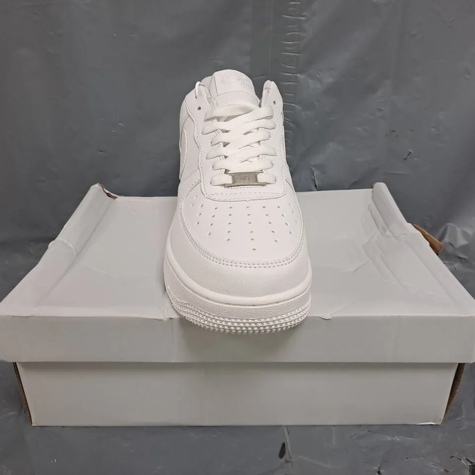 BOXED PAIR OF NIKE AIR FORCE 1 '07 SHOES IN WHITE SIZE UK 9