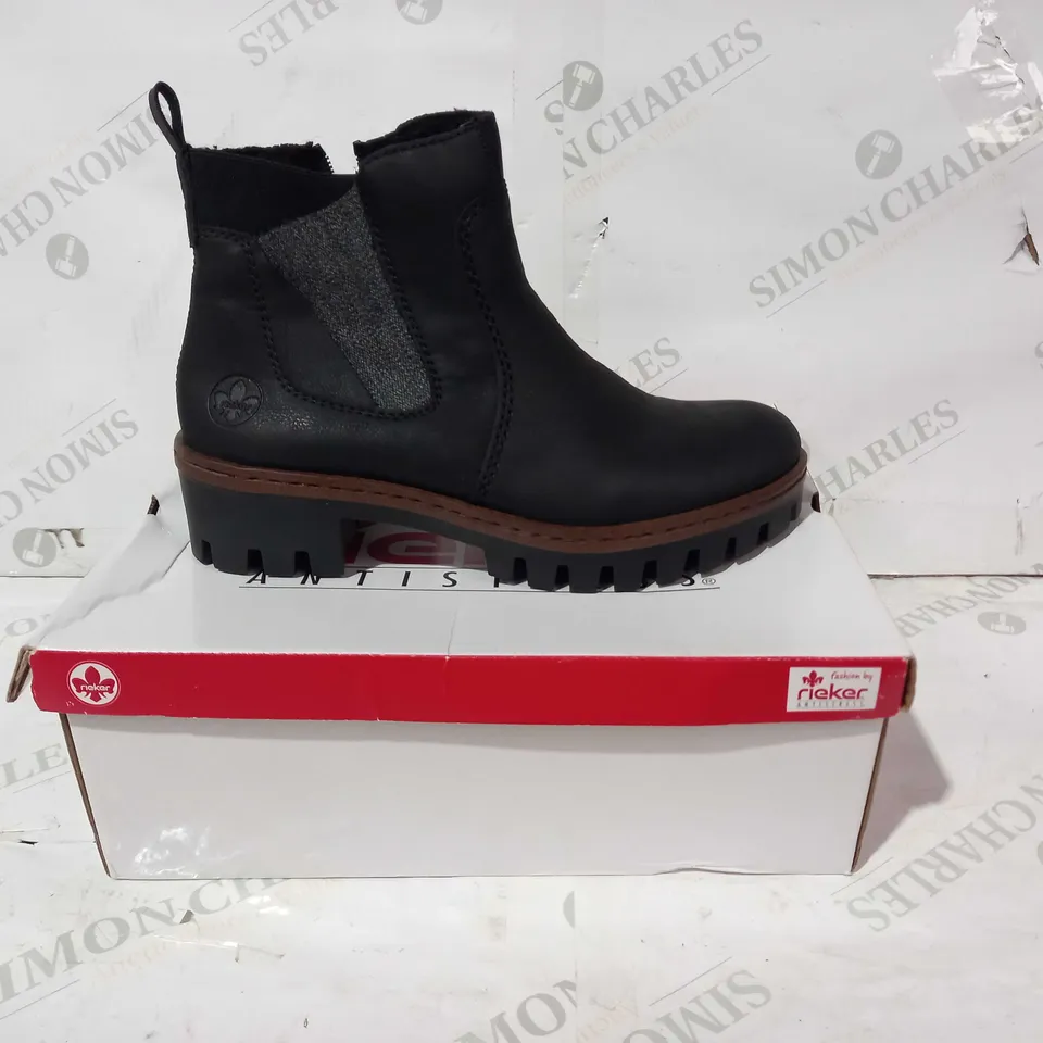 BOXED PAIR OF RIEKER WARMFUTTER FLEECE LINED ANKLE BOOTS IN BLACK EU SIZE 39
