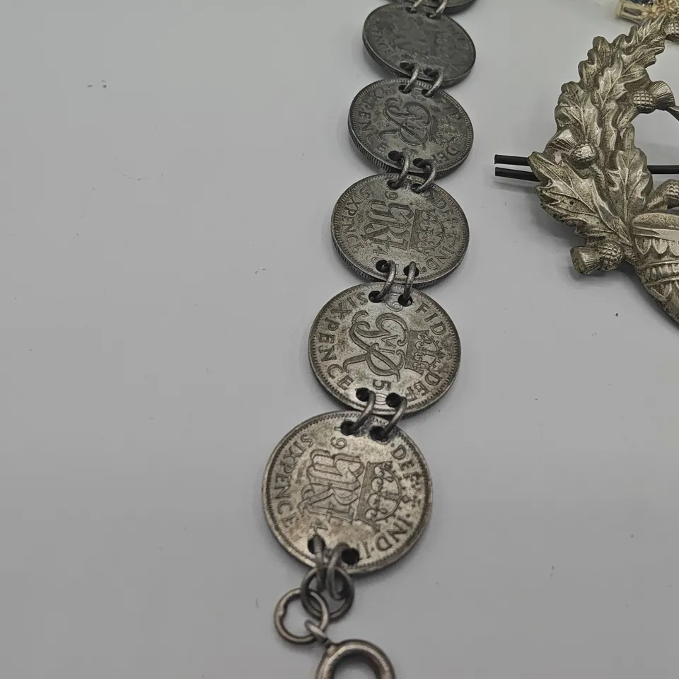 LOT OF 9 ASSORTED JEWELLERY ITEMS TO INCLUDE SIXPENCE BRACELET, NECKLACE AND CREST BROACHES