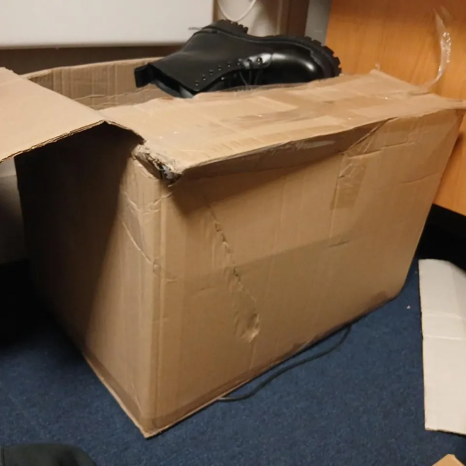 LARGE QUANTITY OF ASSORTED DESIGNER SHOES AND FOOTWEAR