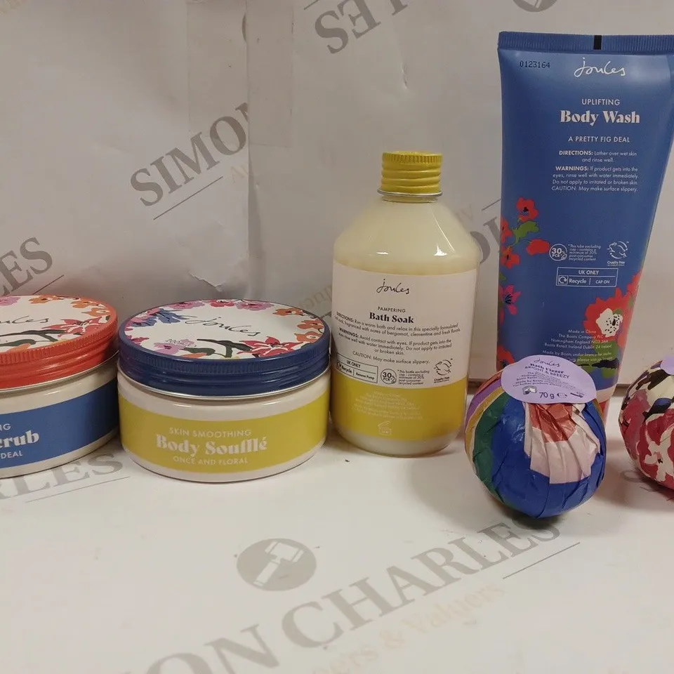 BOXED JOULES BEAUTY GIFT SET TO CONTAIN BATH FIZZER, BODY WASH, BODY SCRUB ETC 