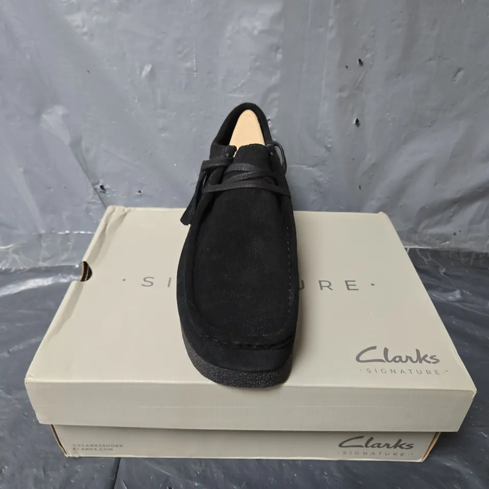 BOXED PAIR OF CLARKS SIGNATURE WALLABEE EVO SHOES IN BLACK SUEDE - UK 10