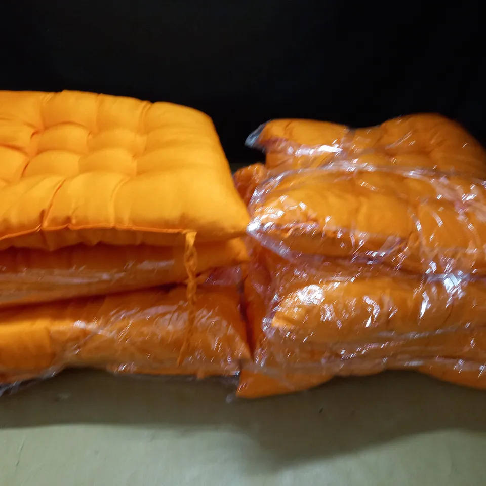 LOT OF 8 ORANGE CHAIR CUSHIONS - 35X35CM