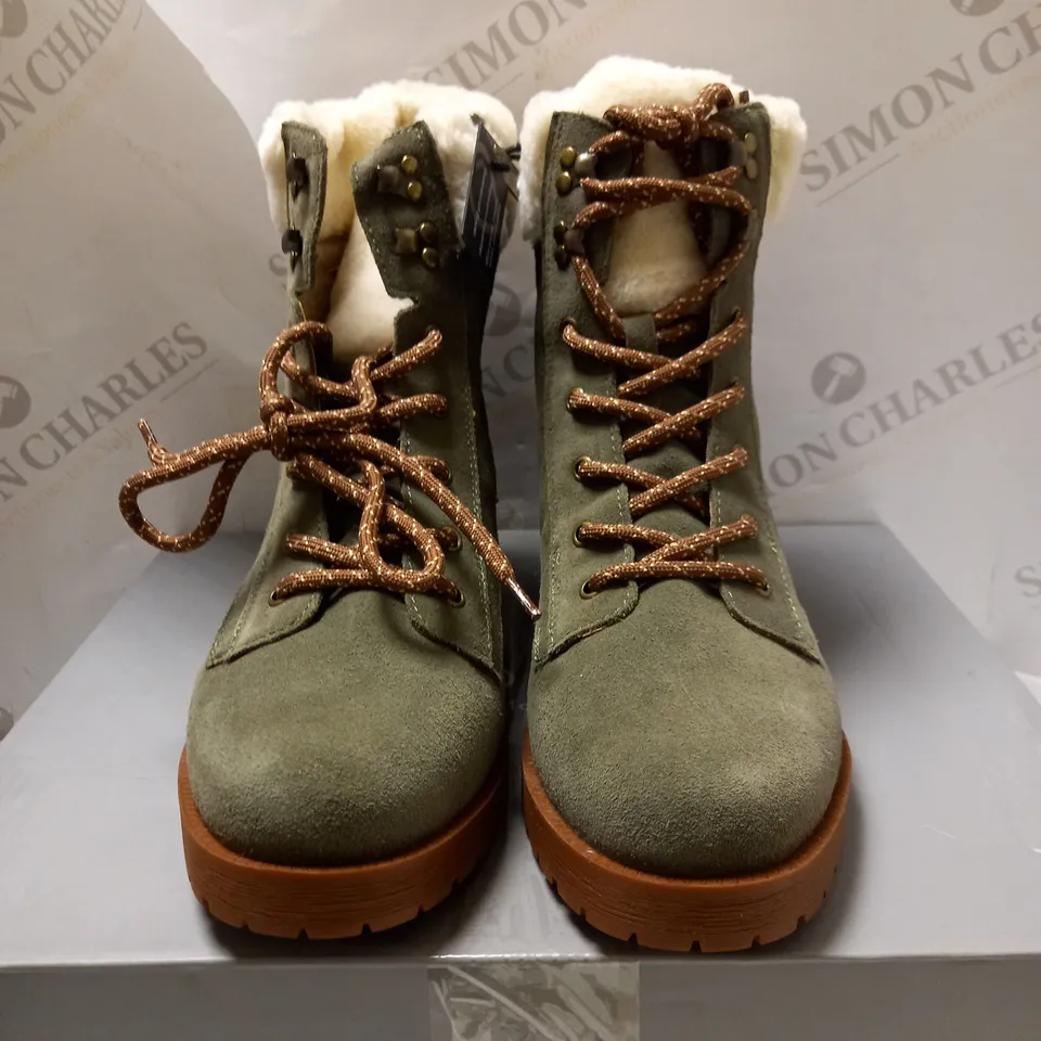 VIONIC ZOE HIKER OLIVE ANKLE BOOTS - SIZE 7