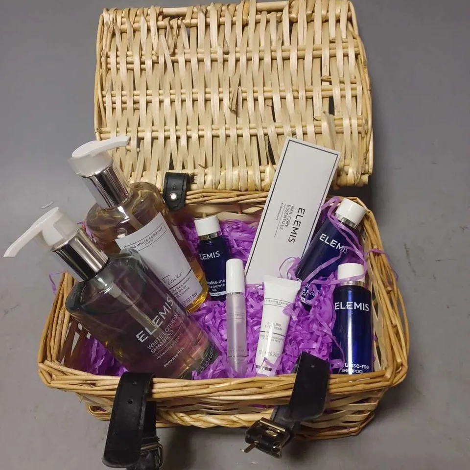 GIFT BASKET OF APPROXIMATELY 8 ASSORTED COSMETIC ITEMS TO INCLUDE - ELEMIS REVITALISE ME SHAMPOO - THE WHITE COMPANY COOLING EYE CREAM - ELEMIS MANICURE SET - ETC