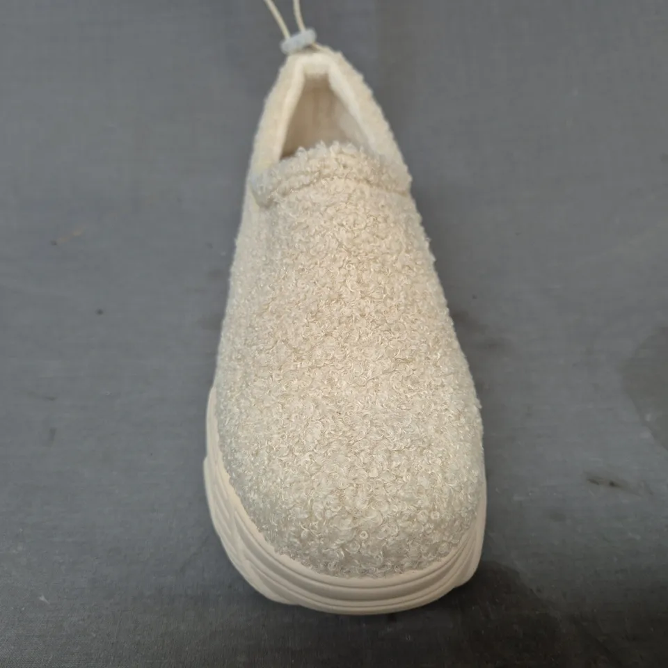 BOXED PAIR OF KOI FLAMMA MICROFIBRE CHUNKY SHOES IN CREAM UK SIZE 7