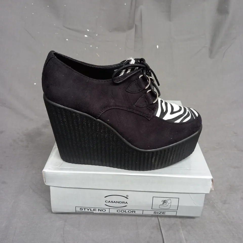 MEDIUM BOX OF APPROXIMATELY 4 PAIRS OF WEDGE SHOES IN VARIOUS SIZES