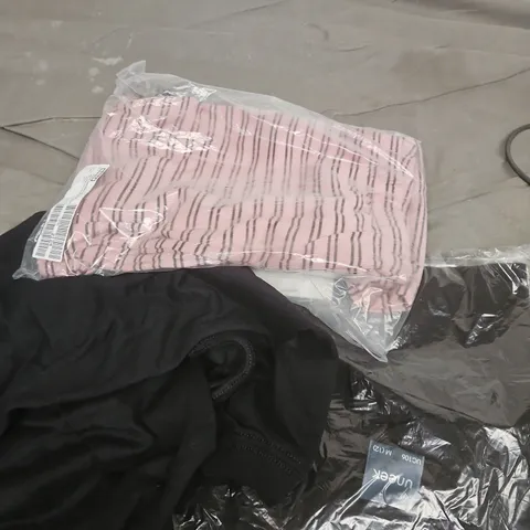 APPROXIMATELY 25 ASSORTED CLOTHING PRODUCTS IN VARIOUS STYLES & SIZES TO INCLUDE PANTS, T-SHIRTS, DRESSES ETC